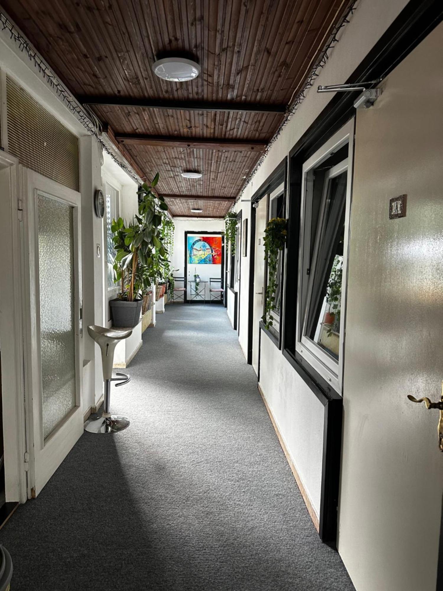 Hostel Lovely Rooms, City Center, Shared Bathroom, Windows To Corridor Villach Esterno foto