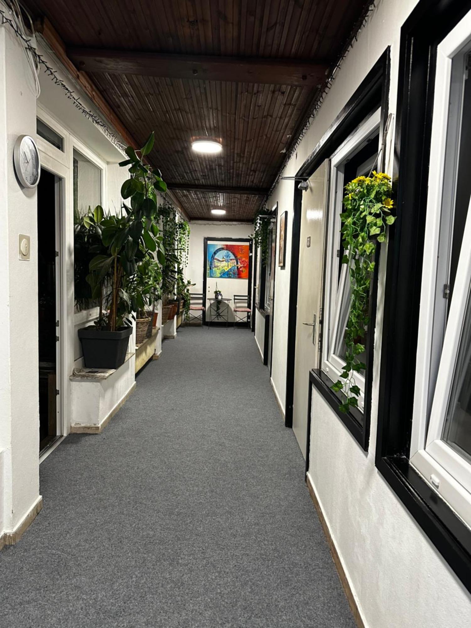 Hostel Lovely Rooms, City Center, Shared Bathroom, Windows To Corridor Villach Esterno foto